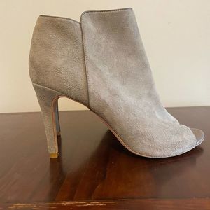 Joie Sz 8 taupe suede peep toe heels